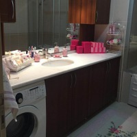 Pembeler Mavilerle Neşeli ve Genç Bir Ev