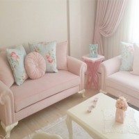 Mavi, pembe ve çiçek desenlerle country bir ev