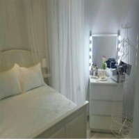 Siyah mobilyaların maviyle hareketlendiği modern bir dekor..