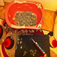 Sahilde toplanan taşlardan kapı önü paspası yapımı