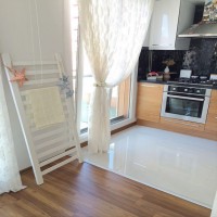 Açık renklerle döşenmiş içimizi açan ferah bir ev..