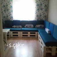 Safiye Hanım'ın paletlerden yaptığı köşe takımı