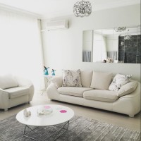 Açık tonlar ve sade aksesuarlarla modern ve şık bir ev