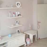 Mavi, pembe ve çiçek desenlerle country bir ev