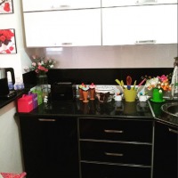 Nigar Hanım'ın krem, mavi ve ahşap ağırlıklı rahatlatıcı evi