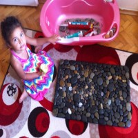 Sahilde toplanan taşlardan kapı önü paspası yapımı