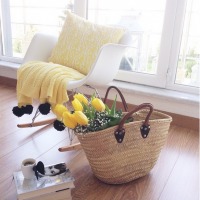 Gülseren Hanım'ın dekoratif objeleri ve çiçekleri