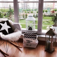 Gülseren Hanım'ın dekoratif objeleri ve çiçekleri