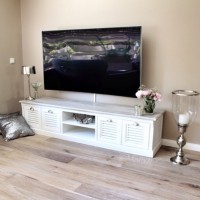 Doğal tonların maviyle karakterlendiği, abartıdan uzak, şık bir dekor.