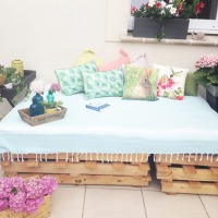 Yeşil ve çiçeklerin odakta olduğu zarif ve huzurlu bir ev