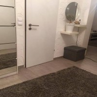 Gri, bej ve beyazla sade ve dinlendirici bir ev