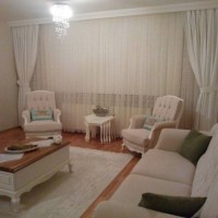 Yeşil vurgusu ve yumuşak renk ve desenlerle döşenmiş naturel bir ev..