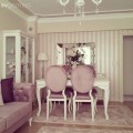 Pembe rengin hakimiyetinde, zarif ve tatlı bir ev..