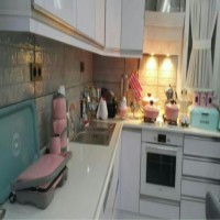 Siyah mobilyaların maviyle hareketlendiği modern bir dekor..