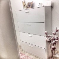 Pembe tonlarının beyaz mobilyalarla kullanıldığı zarif bir ev..