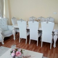 Beyazlar içinde klasik stil şık bir salon..