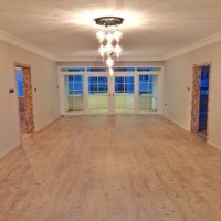 Balkon kapısı değişimiyle çehresi tamamen değişmiş bir salon..