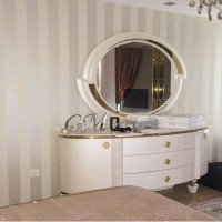 Ev Gezmesi: Şık renkler ve parlak kumaşlarla göz alıcı bir dekor..