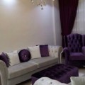 Mor vurgulu şık bir salon..