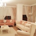 Sevil hanımın yumuşak tonlarda, sade ve şık evi..