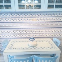 Mavi ve beyaz bir mutfak..