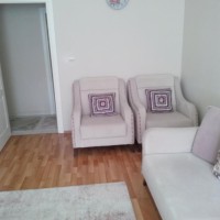 Yeşil vurgusu ve yumuşak renk ve desenlerle döşenmiş naturel bir ev..