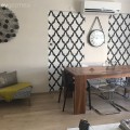 Bengü hanımın sade mobilyaları canlı renklerle tamamladığı modern evi.