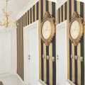 Altın ve Siyah Uyumu ile Lüks ve Dramatik bir Dekor.