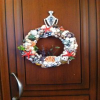 Sahilden toplanan deniz kabuklarından kapı süsü