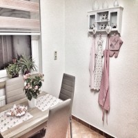 Pembe tonlarının beyaz mobilyalarla kullanıldığı zarif bir ev..