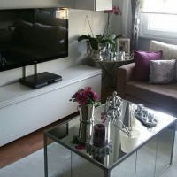 Aygül Hanım'ın bordo ve gümüş ağırlıklı şık salonu