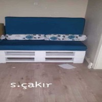 Safiye Hanım'ın paletlerden yaptığı köşe takımı