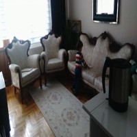 Tuğçe Hanım'ın ahşap kısmını altına boyadığı koltuk takımı