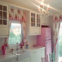 Country stilde nostaljik esintilerle dolu bir mutfak..