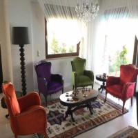 Farklı stil ve renklerin bir araya geldiği özenli ve zarif bir ev..