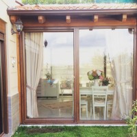 Farklı stil ve renklerin bir araya geldiği özenli ve zarif bir ev..