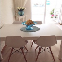 Gülseren Hanım'ın aksesuar ve mevsim çiçekleriyle renklenen beyaz evi