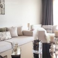 Şeyna hanımın nötr renklerde evinde, sofistike bir dekor..
