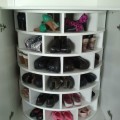 Dolap organizasyonu: Döner tablalardan ayakkabılık.