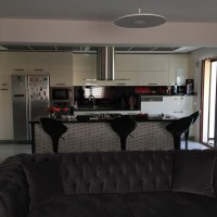 Koyu renklere kırmızı vurgusuyla stil sahibi bir ev..