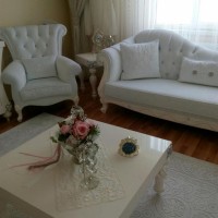 Beyazlar içinde klasik stil şık bir salon..