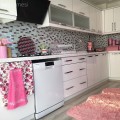 Renkli aksesuarlarla cıvıl cıvıl bir mutfak..