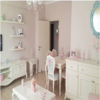 Mavi, pembe ve çiçek desenlerle country bir ev