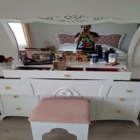 Pembe tonlarının beyaz mobilyalarla kullanıldığı zarif bir ev..