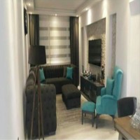 Siyah mobilyaların maviyle hareketlendiği modern bir dekor..