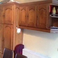 Ahşaptan beyaza boyanarak, dönüşüm geçirmiş bir mutfak