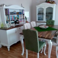 Yeşil vurgusu ve yumuşak renk ve desenlerle döşenmiş naturel bir ev..