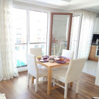 Açık renklerle döşenmiş içimizi açan ferah bir ev..