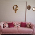 Açık, koyu pembe tonları ve altın vurgusuyla şık ve cıvıl cıvıl bir ev..