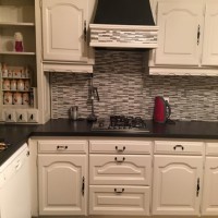 Ahşaptan beyaza boyanarak, dönüşüm geçirmiş bir mutfak